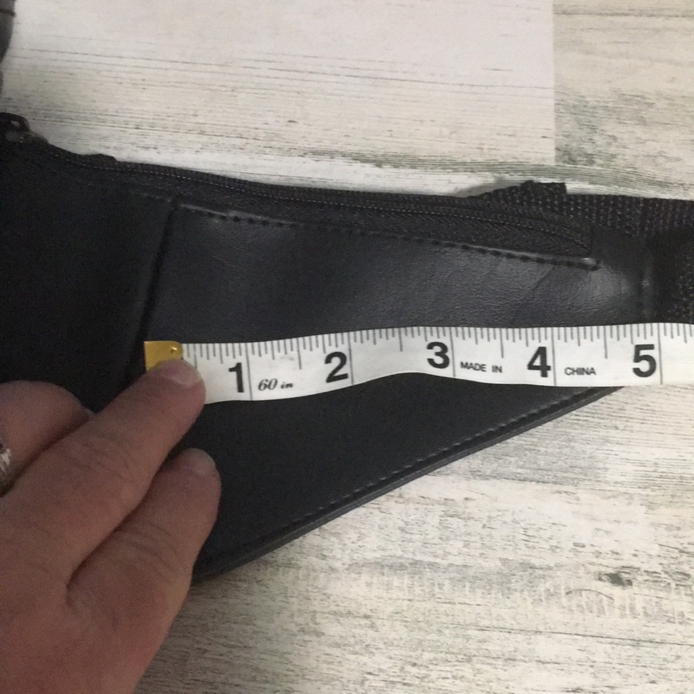 Nintendo 64 black Fanny pack w/2large 2small zippered pockets w/adjustable belt - Picture 5 of 7